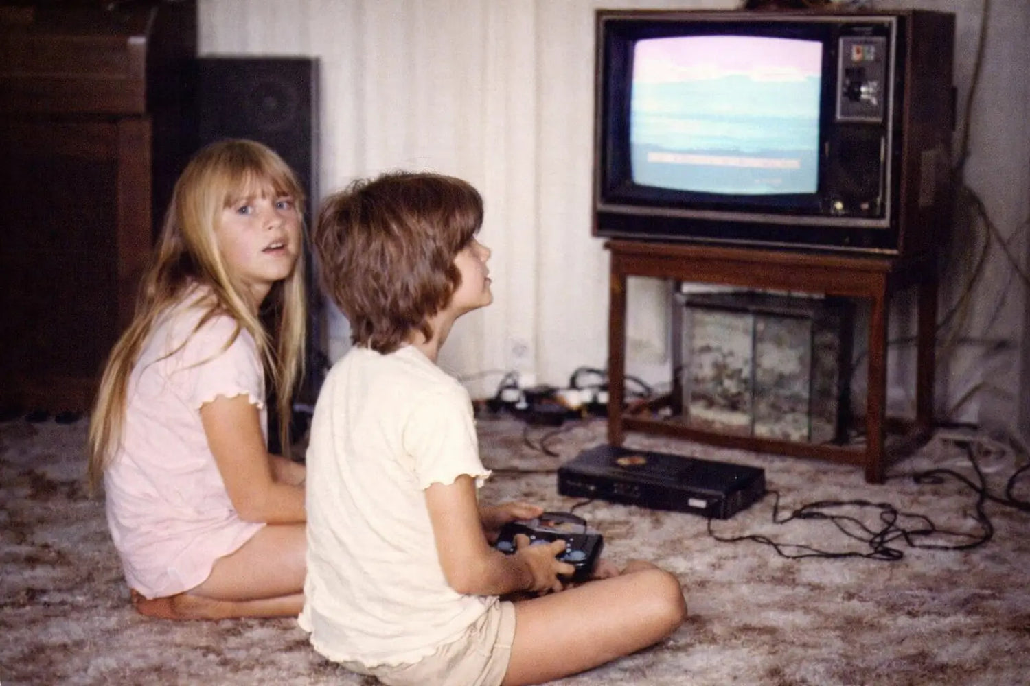 Souvenir de jeu vidéo rétro sur télévision cathodique dans un salon familial