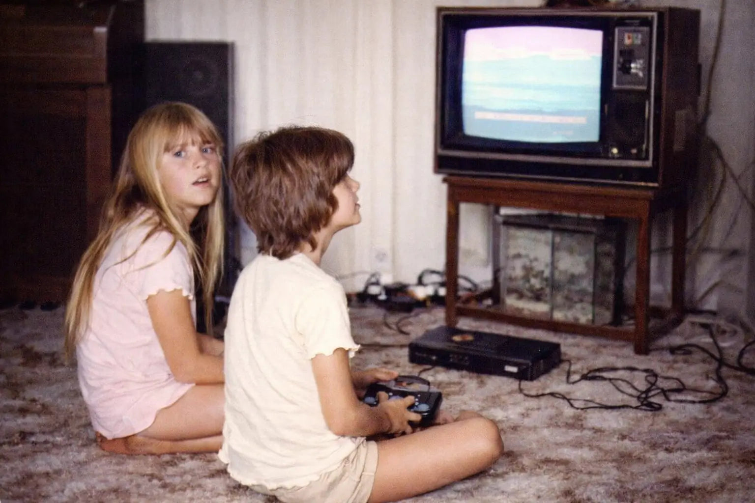 Souvenir de jeu vidéo rétro sur télévision cathodique dans un salon familial