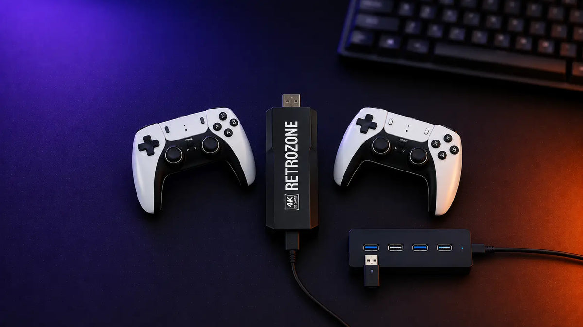 Deux manettes sans fil Retrozone reliées à une console rétro via un récepteur et un hub USB pour reconfigurer les touches